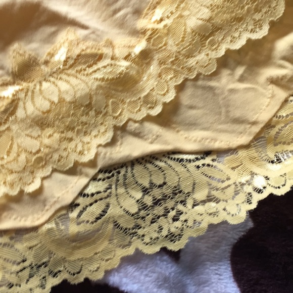 Lace trimmed L yellow CC sleeveless shirt - Picture 4 of 4
